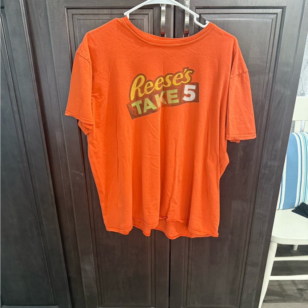 Reese's Take 5 Orange T-Shirt, size medium